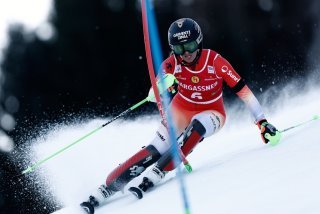 À l'image du géant de samedi, Camille Rast portait un brassard noir sur le bras gauche, en hommage aux victimes du drame de Crans-Montana.