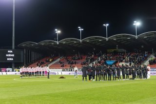 Les joueurs et le public lors de la cérémonie d'hommage.