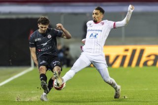 Ilyas Chouaref (en blanc) au duel avec Ledjan Sahitaj.