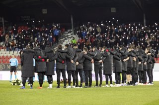 Le staff valaisan s'est réuni autour du rond central lors de la minute de silence.