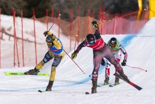 Reece Howden (dossard rouge), vainqueur de la course masculine de samedi et leader de la Coupe du monde