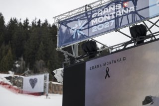 Dans l'aire d'arrivée, les bâches des sponsors ont cédé la place aux hommages aux victimes du drame du 1er janvier.