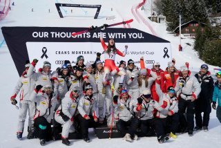 Malorie Blanc et toute l'équipe de Suisse pour fêter la première victoire de la Valaisanne en Coupe du monde