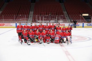 Le HC Police Valais avec la tenue des Canadiens de Montréal, dans le mythique Centre Bell en 2020.