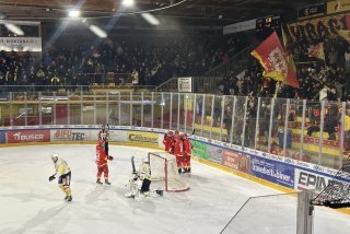Les Sierrois fêtent le cinquième but de la soirée lors de la demi-finale de National Cup contre Thurgovie