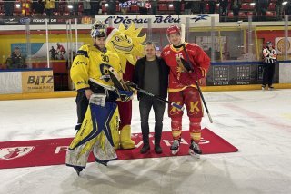 Derek Cormier, au centre, a remis les prix de fin de match aux meilleurs joueurs d'Arosa et du HC Sierre