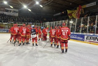 Les joueurs du HC Sierre fêtent leur succès face aux GCK Lions