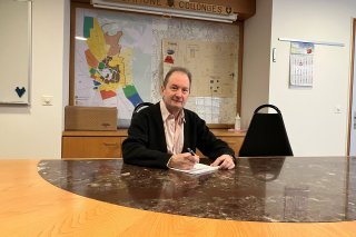 Le président Michel Tacchini le déplore : il y a trop de place autour de la table du Conseil communal de Collonges...