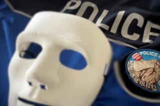 La police le répète encore et encore : AUCUN ORGANE OFFICIEL N’AGIT DE LA SORTE ! AUCUN POLICIER, AUCUN BANQUIER, AUCUN TECHNICIEN NE VOUS DEMANDE DE CODES, DE CARTES BANCAIRES, DE BIJOUX OU D’ARGENT LIQUIDE. AUCUN ORGANE OFFICIEL ET AUCUN PROFESSIONNEL NE VOUS DEMANDE DE PRENDRE LA MAIN SUR VOTRE ORDINATEUR.