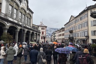 A Sion, plusieurs centaines de personnes se sont réunies pour l'hommage national.