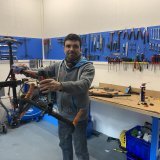 Mario Sobral, dans son atelier mécanique VIP Cycle à Sion