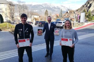 Les lauréats Lena Volken (à dr.) et Aurélien Gay, avec le conseiller d'Etat Frédéric Favre
