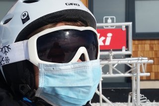 En 2020/2021, on skie masqué