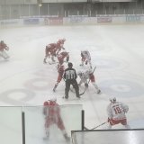 Derby fratricide entre le HCV Martigny (en blanc) et le HCV Sion (en rouge)