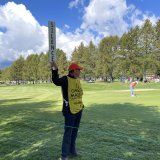 Un «marshall» demande le silence aux spectateurs présents aux abords du trou numéro 9