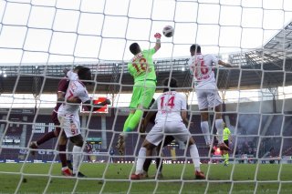 Kevin Fickenstcher s'interpose dans les airs lors de l'un des rares arrêts effectués au Stade de Genève