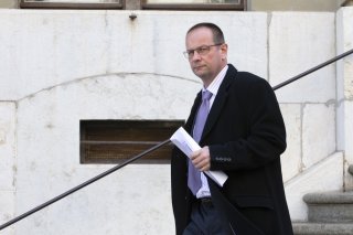 L'encaveur valaisan Dominique Giroud quitte le palais de justice lors d'une pause au premier jour de son proces devant le Tribunal de police, ce lundi 19 avril 2021 a Geneve.