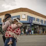 Un nouveau variant du Covid-19, dit B.1.1.529, potentiellement très contagieux et aux mutations multiples, a été détecté jeudi en Afrique du Sud, qui voit les signes d'une nouvelle vague.