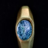 La bague en or est restée près de 1700 ans sous l'eau. Son état est bon.