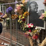 Malgré la pluie lundi au Cap, les fidèles continuent d'affluer pour se recueillir à la cathédrale de la paroisse de Desmond Tutu au Cap, où ses cendres reposeront après ses funérailles samedi prochain.