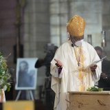 La dépouille de Desmond Tutu repose dans un cercueil en bois de pin clair, "le moins cher possible".