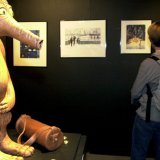 A gauche, un Shingouz, personnage de la BD Valerian crée par Jean-Claude Mézieres, photographié dans l'exposition, le théâtre de Mézieres, a Sierre en 2001.