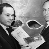 René de Obaldia (droite), écrivain et dramaturge français, reçoit le 31 octobre 1957 le "Prix littéraires de l'humour noir" dans une librairie de Paris.