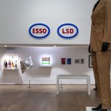 L'exposition "Party for Öyvind", au Musée Tinguely, présente des oeuvres du Suédois Öyvind Fahlström et de 80 autres artistes tels que Jean Tinguely, Andy Warhol, Nikki de Saint Phalle et Roy Lichtenstein.