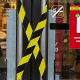 A Genève, la plupart des commerces du centre-ville affichaient encore tôt jeudi matin l'obligation le port du masque (archives).