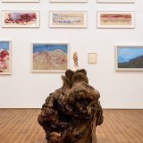 Des oeuvres de Louise Bourgeois sont exposées dans neuf salles du nouveau bâtiment du Kunstmuseum de Bâle. L'exposition a été conçue par l'artiste américaine Jenny Holzer.