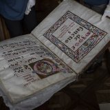 De rares manuscrits et des livres imprimés précieux sont placés dans des caisses.