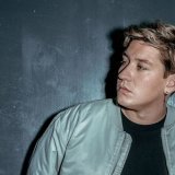 Dans sa chanson lente et mélancolique, Marius Bear défend l'importance pour un homme d'exprimer ses sentiments, par les larmes également.