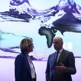 Le conseiller fédéral Alain Berset est venu défendre la Lex Netflix devant la presse mardi à Berne. Il est en compagnie de Carine Bachmann, la directrice de l'Office fédéral de la culture.