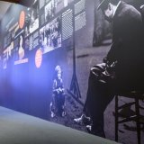 "The Kid" est souvent considérée par les critiques comme un des plus grands films de l'ère du muet. Le British Film Institute estime qu'il fait partie des 50 films à voir avant d'avoir quinze ans.