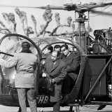 Krim Belkacem, qui dirigeait la délégation algérienne, descend d'un hélicoptère de l'armée suisse qui l'a mené du Signal-de-Bougy, au-dessus de Rolle où logeait la délégation durant les négociations, à Evian, le 7 mars 1962, 12 jours avant la sign...