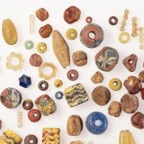 Dans une tombe datant probablement du 6e siècle, les archéologues ont trouvé 350 perles de verre et d'ambre lors de fouilles à Bâle.