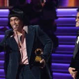 Silk Sonic, composé de Bruno Mars (à droite) et Anderson .Paak., a remporté le prix de la *chanson de l'année" et celui de "l'enregistrement de l'année".