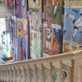 Les images de BD se fondent dans le décor du château de La Roche-Guyon.