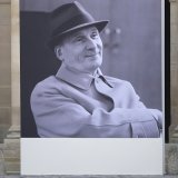 Pas de cercueil mais un portrait du géant de la comédie française a été érigé en son honneur.