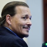 Johnny Depp, qui nie avoir jamais levé la main sur une femme, l'accuse d'avoir ruiné sa réputation et sa carrière.