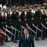 Le président français Emmanuel Macron a déposé une gerbe devant la statue du général de Gaulle en bas de l'avenue des Champs-Elysées pour commémorer la Victoire du 8 mai 1945 des alliés sur l'Allemagne nazie.