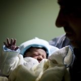 En Suisse, 15% des mères mais aussi 10% des pères souffrent de dépression post-partum: les cas seraient environ deux fois plus nombreux en période de pandémie, selon l'Association Dépression Postpartale Suisse (image symbolique).