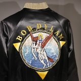 Une veste de la tournée de 1978 est exposée au Bob Dylan Center de Tulsa en Oklahoma.