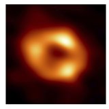 Avec ses quatre millions de masse solaire, Sagittarius A* reste "un poids plume" parmi les trous noirs supermassifs.