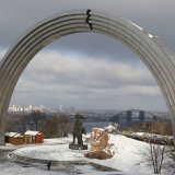 En 2018 déjà des artistes ukrainiens avaient dessiné une fissure au milieu de l'arche pour signifier la détérioration des relations entre la Russie et l'Ukraine (archives).