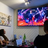 Des fans se sont rassemblés à Neuchâtel pour soutenir leur candidat qui a défendu sa place avec un titre de Johnny Hallyday, "L'envie".