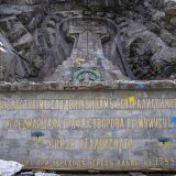 Des inconnus ont jeté de la peinture bleue et jaune sur le monument à la mémoire des soldats russes du général Souvorov près d'Andermatt (UR).
