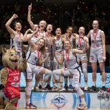 Marielle Giroud (à droite du trophée) soulève la SBL Cup avec Elfic Fribourg