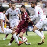 Trois joueurs du FC Sion entourent un Servettien