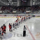 Les joueurs du HC Viège (en rouge) saluent leurs adversaires au moment de prendre congé de leur saison 21/22